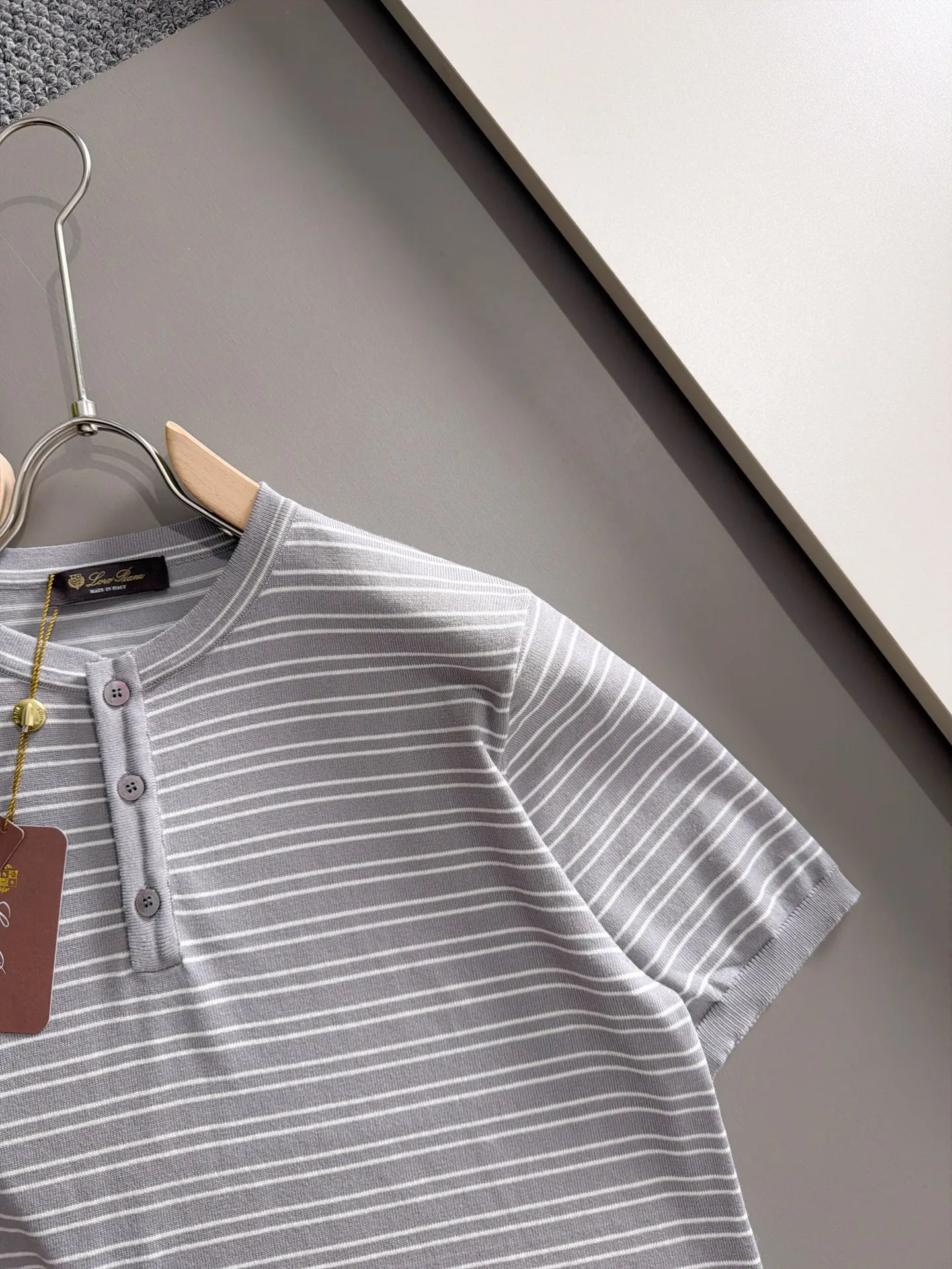 LP high quality Loro Piana 26ss New Arrival men's short-sleeved knitted T-shirt. Made of combed cotton yarn knitted cotton fabric, no pressure when entering and exiting the counter. Exclusive control of raw materials. It feels substantial when weighed, and the upper body is more textured than ordinary T-shirts. This texture can handle the weather easily and is suitable for both hot and cold! Loose fit design, looks noble. The only correct version is available Size: M to 4XL